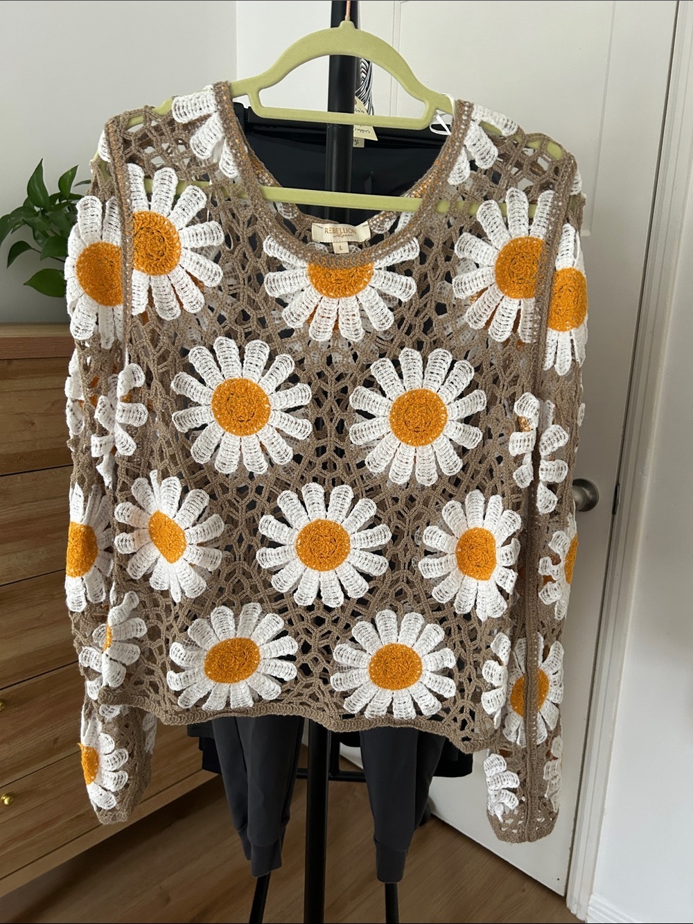 Rebellion Crochet Long Sleeve. Size Large. PTP 20.5” 😍